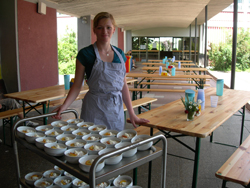 Schülerin in der Cafeteria bei der Essensausgabe.