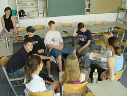 Arbeitsgruppe von Schüler/innen bei der Themenarbeit.