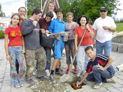 Schüler/innen stellen ihr handwerkliches Können beim Bau eines Pavillons im Schulhof unter Beweis.