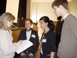 Eine Journalistin interviewt Schüler/innen