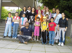 Grundschulkinder mit Mentoren