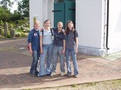 Die Mädchen vor dem Gottesdienst.