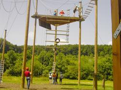 Schulung der Mentor/innen im Hochseilgarten.