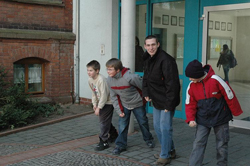 Foto Gemeinsames Spiel auf dem Schulhof.